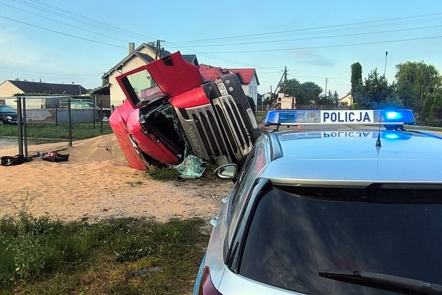 Ciężarówka zjechała do rowu. 19-latkę z kabiny wydostali strażacy